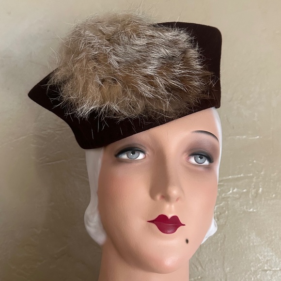DASHING 1940s' BROWN FELT "COSSACK" STYLE HAT +FUR TRIM